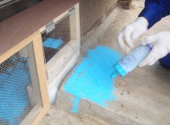 チョークの粉を撒き、足跡で出たかを見ます