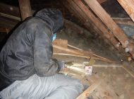 屋根軒天の板を天井裏より木材にて補強
